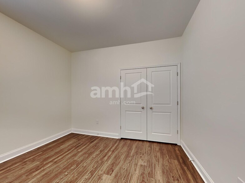 Building Photo - 323 Pine Terrace Dr