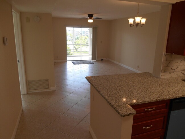 Building Photo - 2615 NE 1st Ct