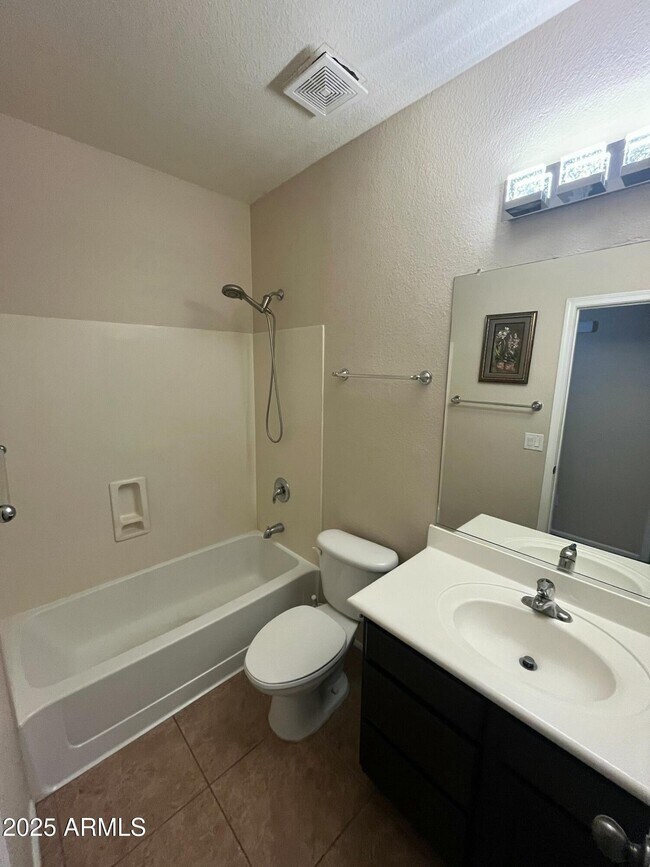 Building Photo - 2213 W Madre Del Oro Dr
