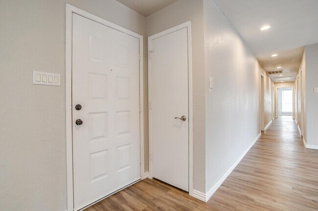 Building Photo - 5947 Chimney Wood Cir