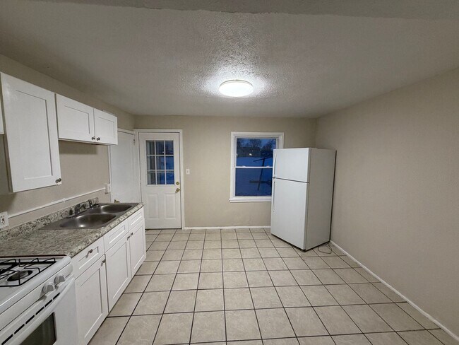 Building Photo - 863-863 N Central Dr