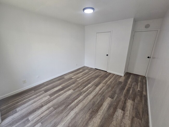 Building Photo - 2 Bedroom 1 Bath Apartment for Rent in Corning!