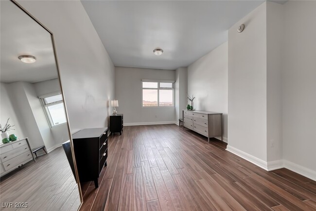 Building Photo - 150 S Las Vegas Blvd