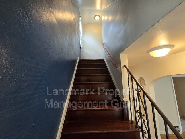 Building Photo - 15205 Maplewood Ave