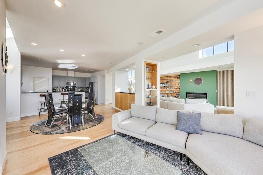 Building Photo - 660 Hiller Dr