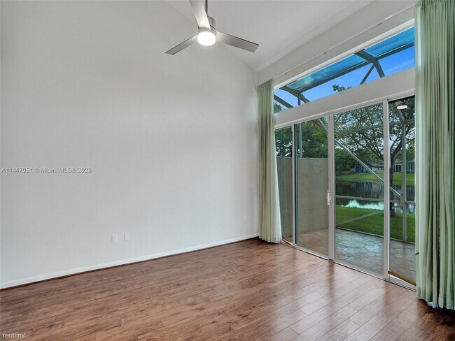 Building Photo - 4 br, 3.5 bath Townhome - 5127 Madison Lak...