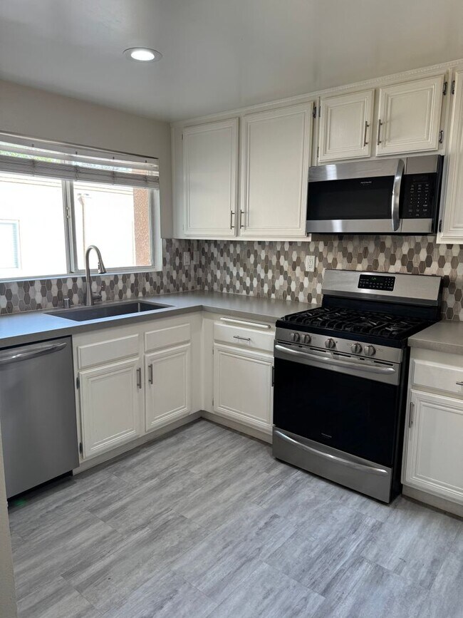 Building Photo - Beautiful 2-Bedroom Townhome in Stevenson Ranch!