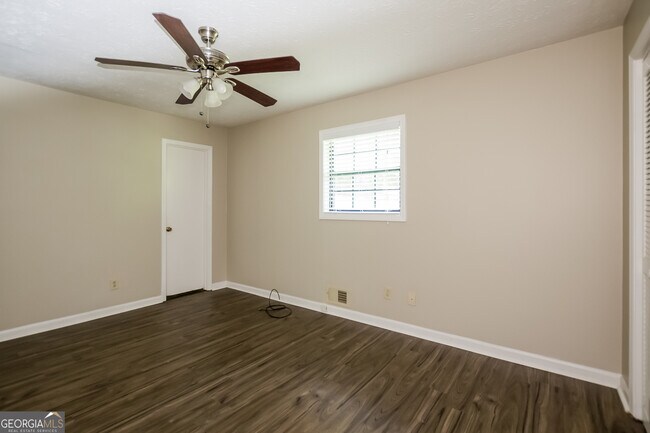 Building Photo - 4554 Cresant Ln