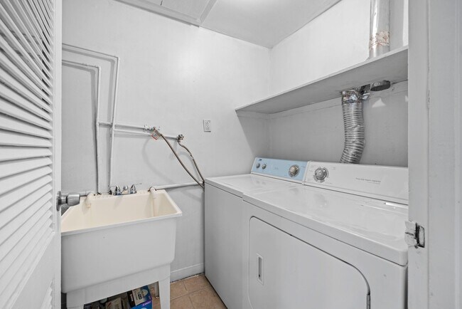 Building Photo - 551 Avon St