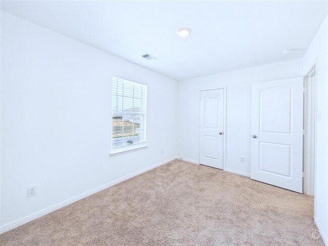 Building Photo - 525 Riverdale Dr