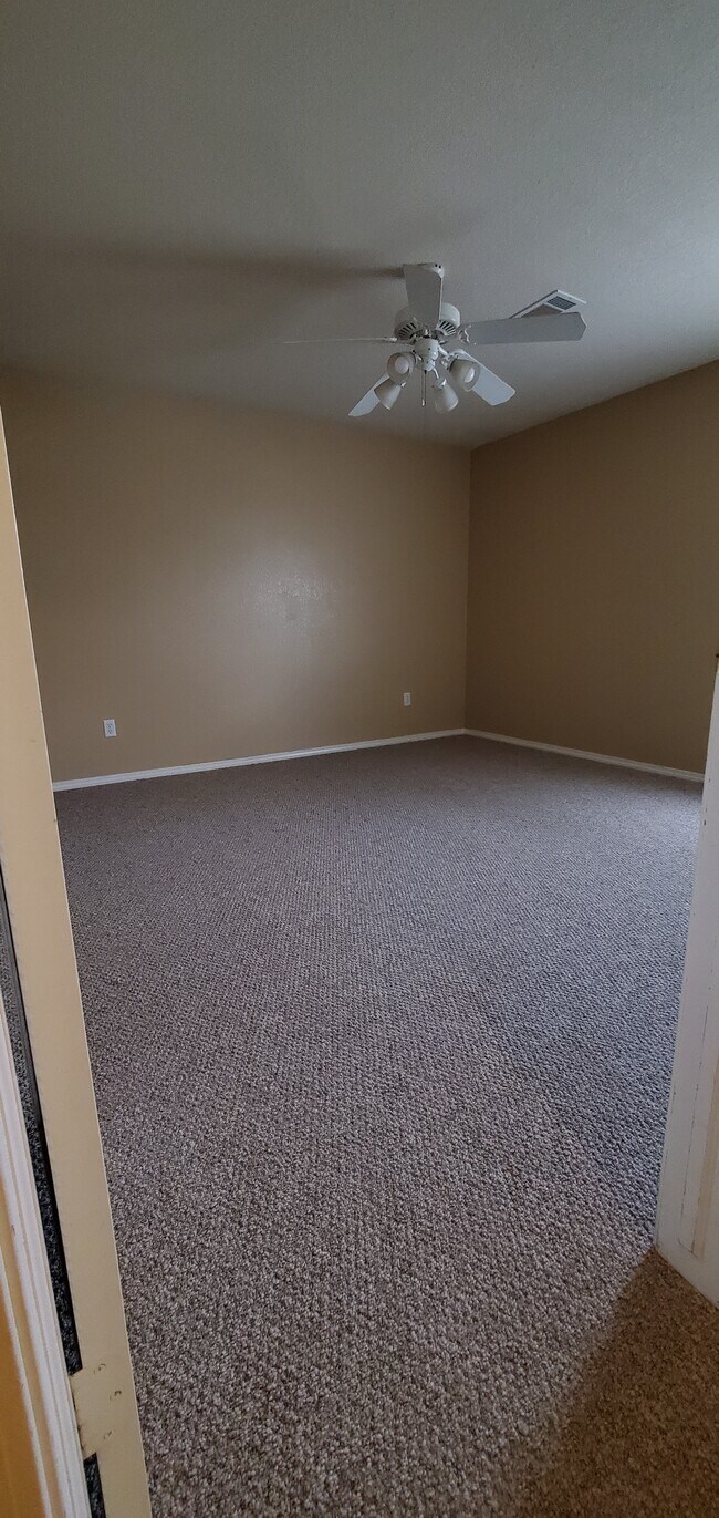Building Photo - 5600 Elmwood Pl