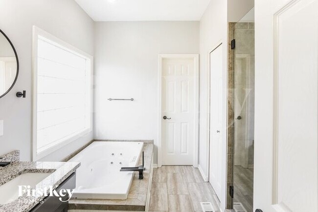 Building Photo - 911 E 8th Cir