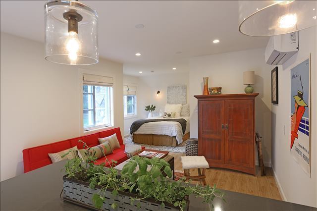 Building Photo - Coming Soon! La Canada Flintridge Contempo...