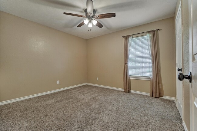 Building Photo - 10657 Royal Cavins Dr