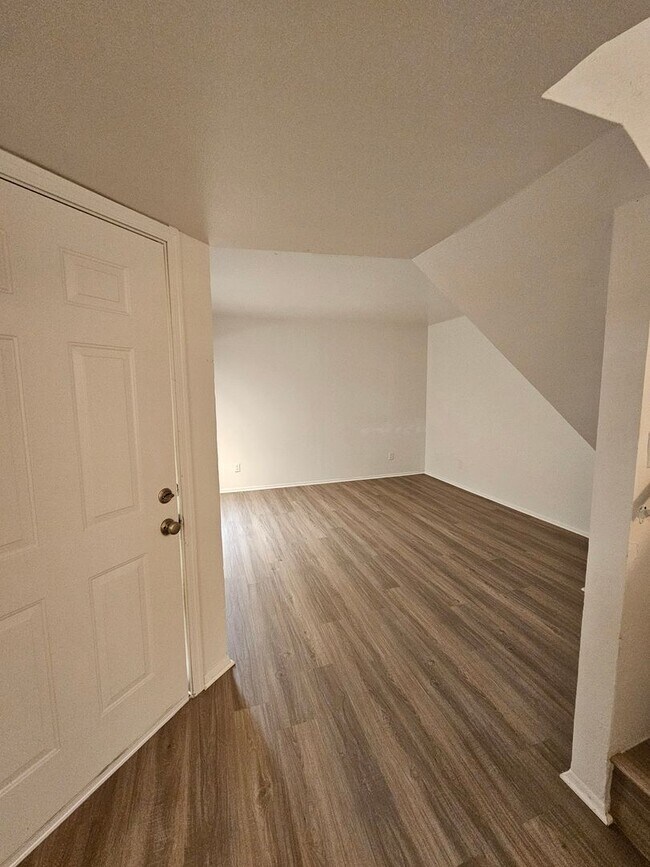 Building Photo - 1715 E Pepper Cir