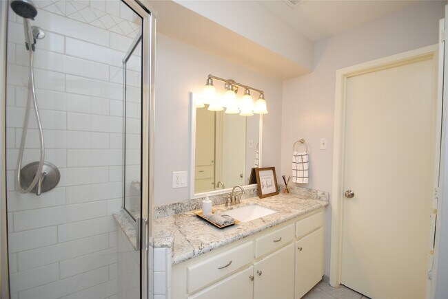 Building Photo - 10659 Northbrook Dr