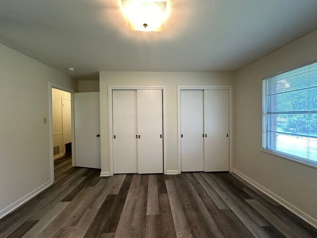 Building Photo - 2725 Tanglewood Dr