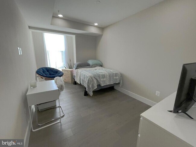 Building Photo - Cozy 3 Bedroom 2 Bathroom Condo- Conveniently Located in the heart of Washington, DC