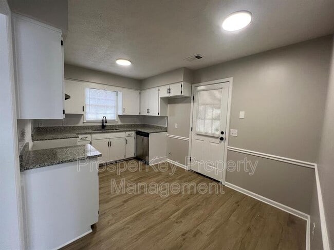 Building Photo - 729 Georgia Dr