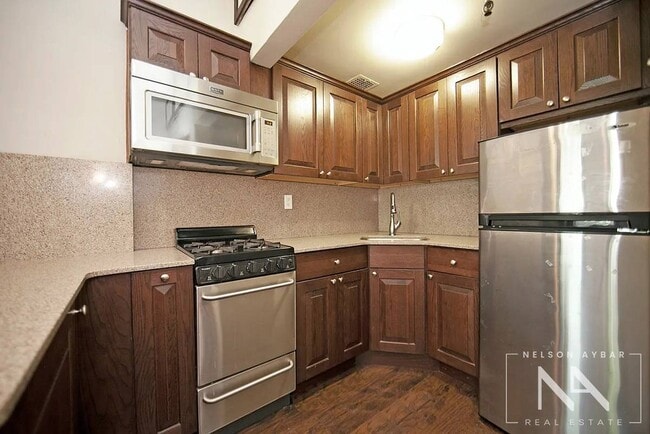 Building Photo - 533 3rd St