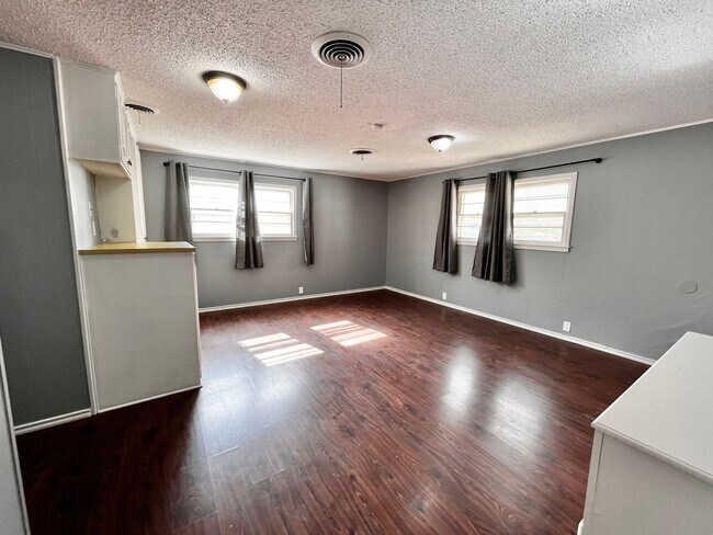 Building Photo - Amazing 4/2.5 in Prime Location! Minutes from Texas Tech and Hospitals!