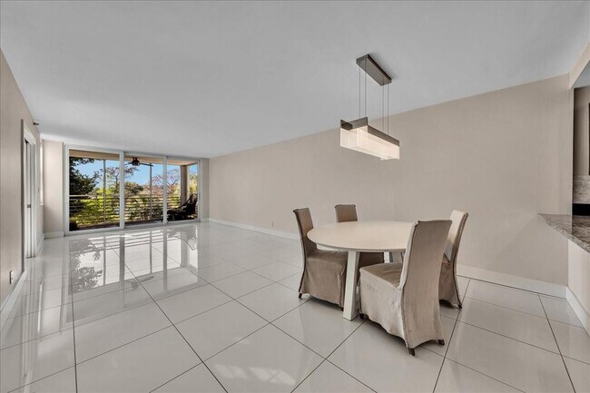 Building Photo - 3520 Oaks Way