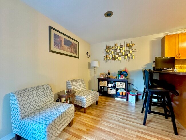 Building Photo - 5600 Hillcrest Ln