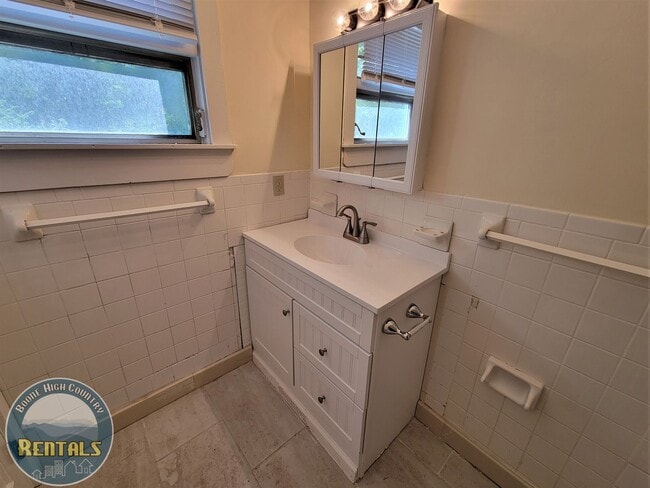 Building Photo - 733 Forest Hills Dr