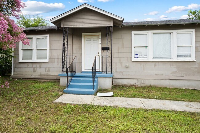 Building Photo - Updated Home • Huge Backyard • Minutes to Brooks City Base & Downtown San Antonio