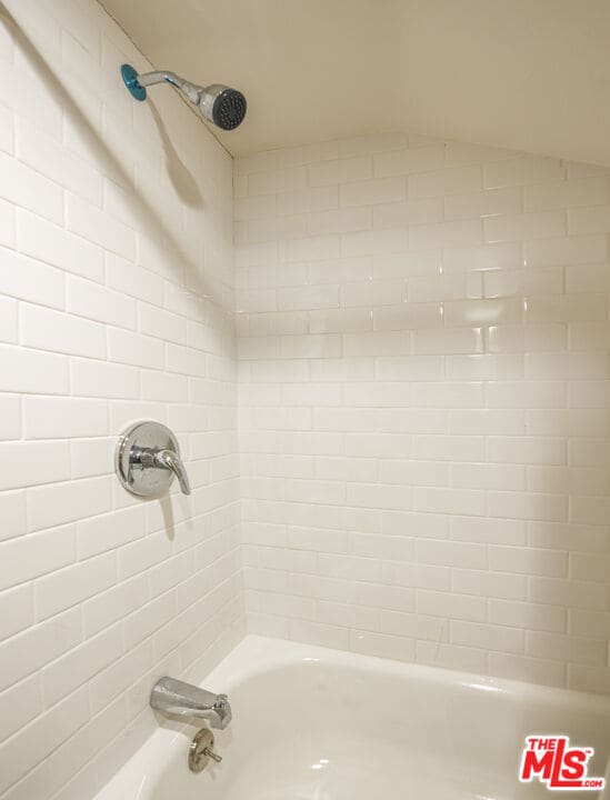 Building Photo - 4616 Rosewood Ave