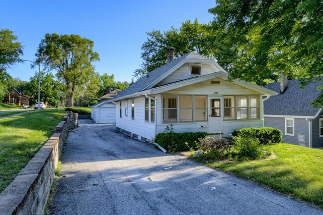Building Photo - Great Location Close To Aksarben Village!!