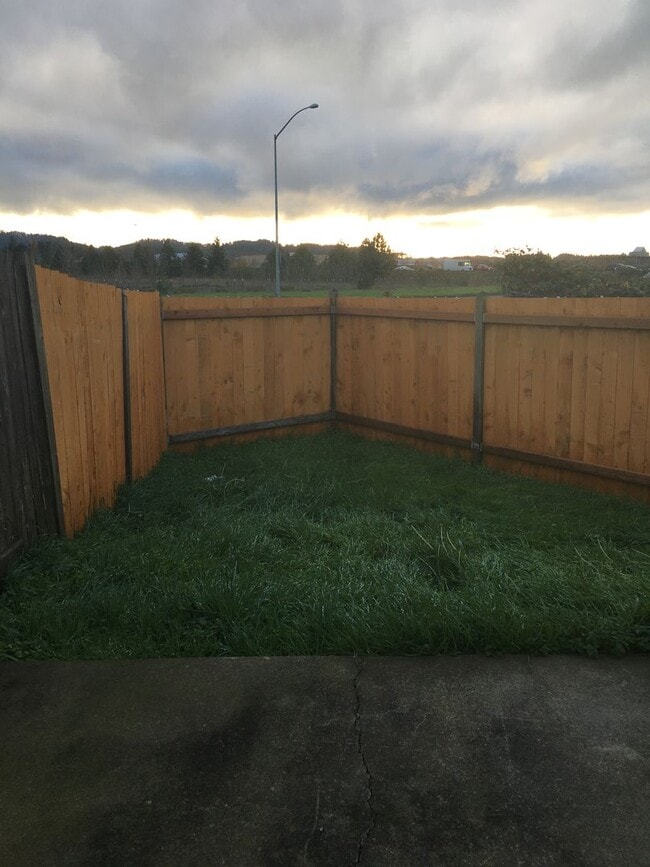 Building Photo - Updated Duplex -3 Bedroom 1.5 Bath - 4886 ...