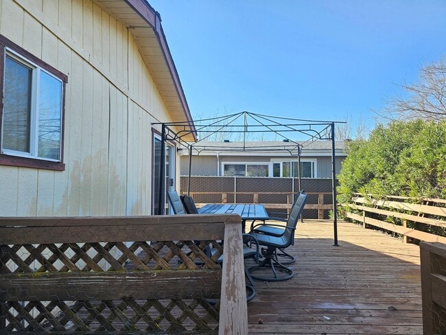 Building Photo - 13973applelane.is4lease.com