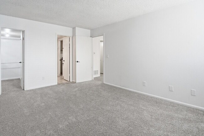 Building Photo - $1,440.95 with $300 off the first month's rent, 1 Bed - 1 Bath, Condo in Aurora with Washer and D...