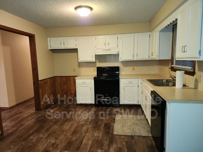 Building Photo - 206 N Oakwood Ave
