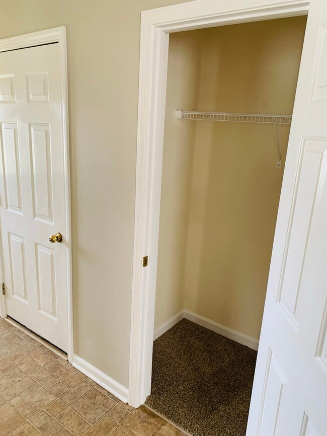 Building Photo - 112 Hunter Ridge Dr