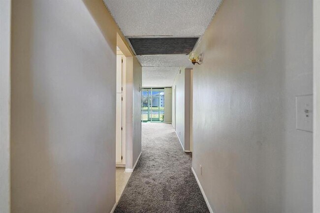 Building Photo - 9440 Poinciana Pl