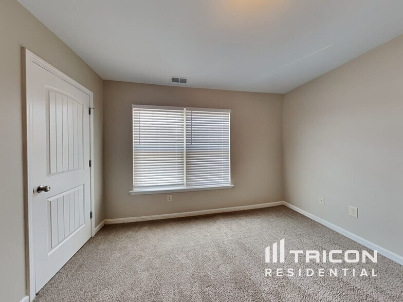 Building Photo - 102 Hill Crest Cir