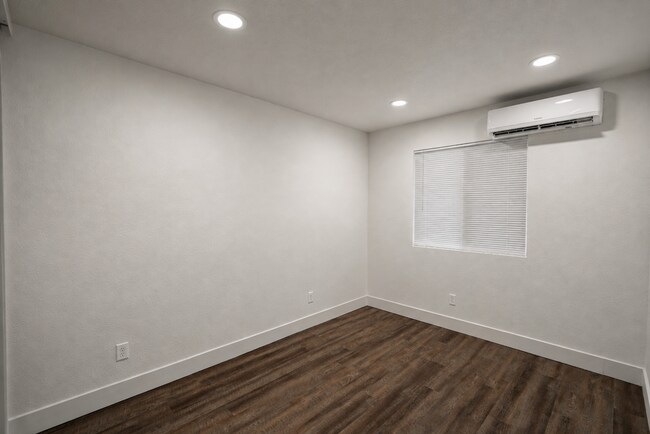 Building Photo - 8840 San Vicente Ave