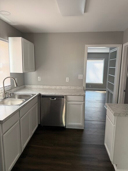 Building Photo - 1401 10th Ave