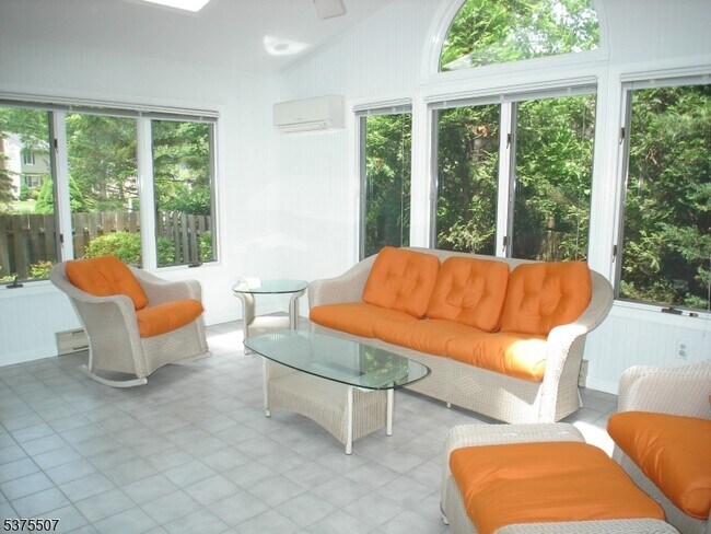 Building Photo - 35 Symor Dr