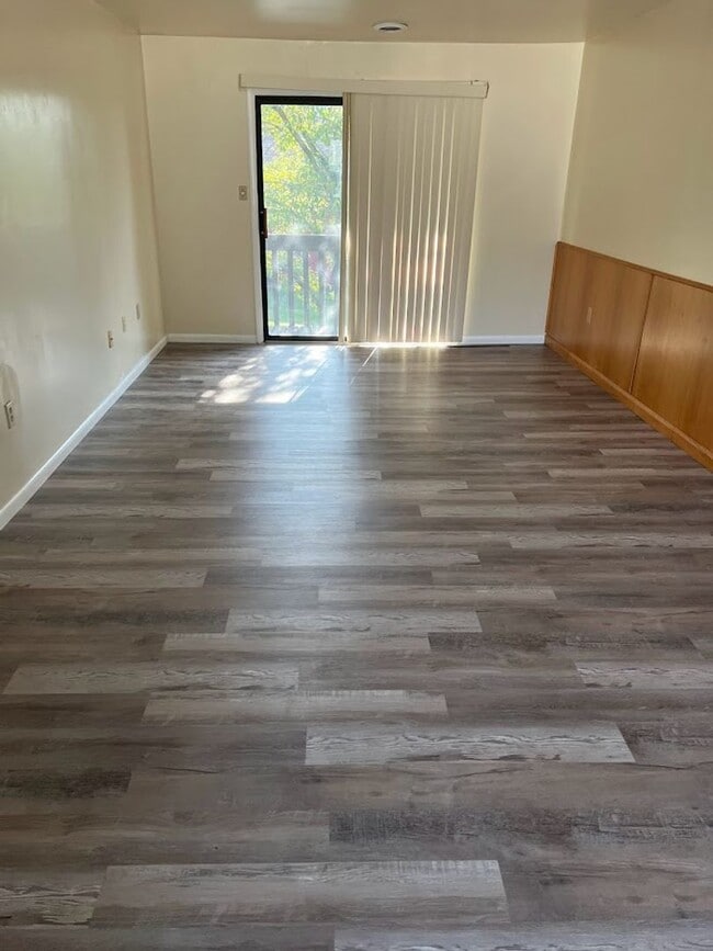 Building Photo - Newly updated 2nd floor Laurel Springs condo, Exeter Township