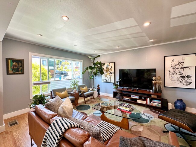 Building Photo - Modern & Bright 3BR/2BA Single-Family Home...