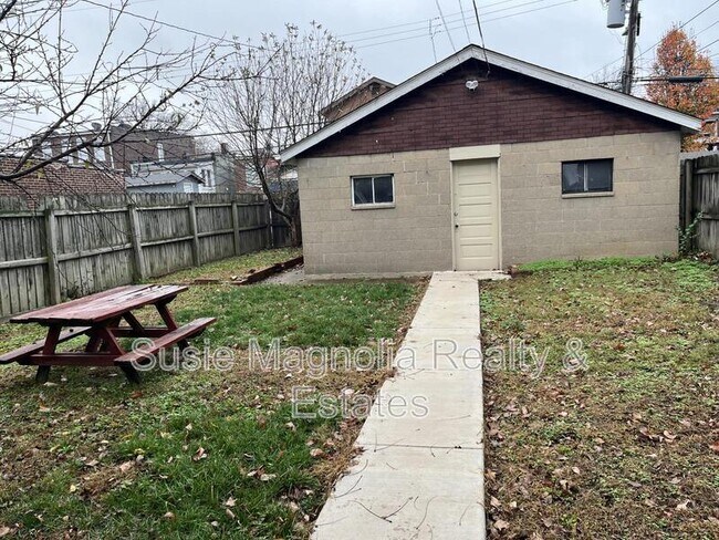 Building Photo - 736 Dover Pl