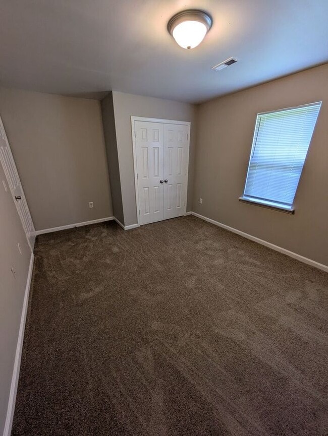 Building Photo - 2BD/1BA Duplex in Newton