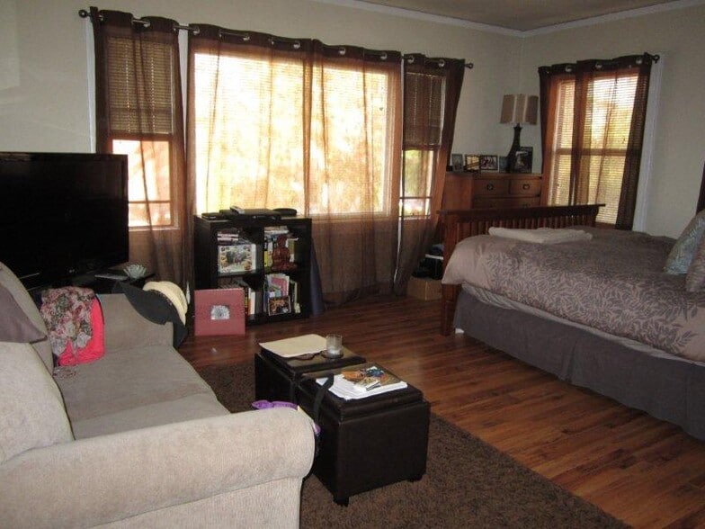 Building Photo - 3400 E 2nd St