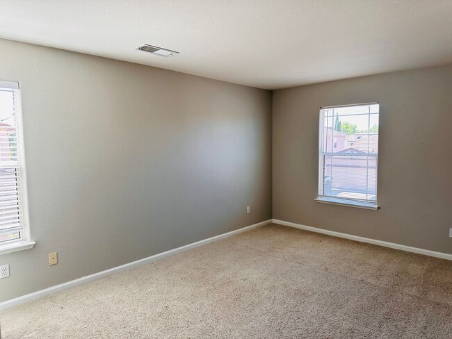 Building Photo - Full Bedroom and Bathroom Downstairs