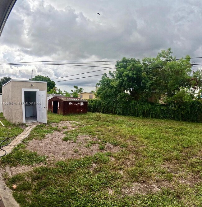 Building Photo - 5720 SW 38th Ct