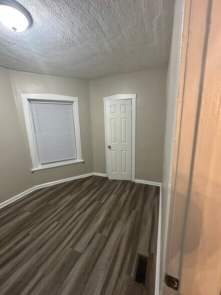 Building Photo - 849 N Laramie Ave