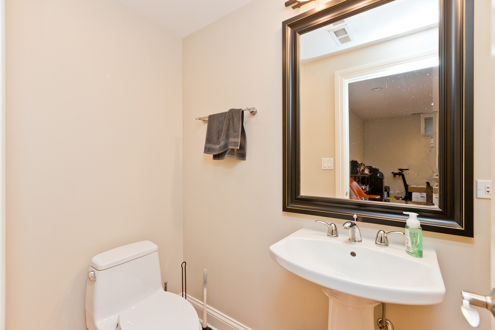 Building Photo - 2414 W Moffat St